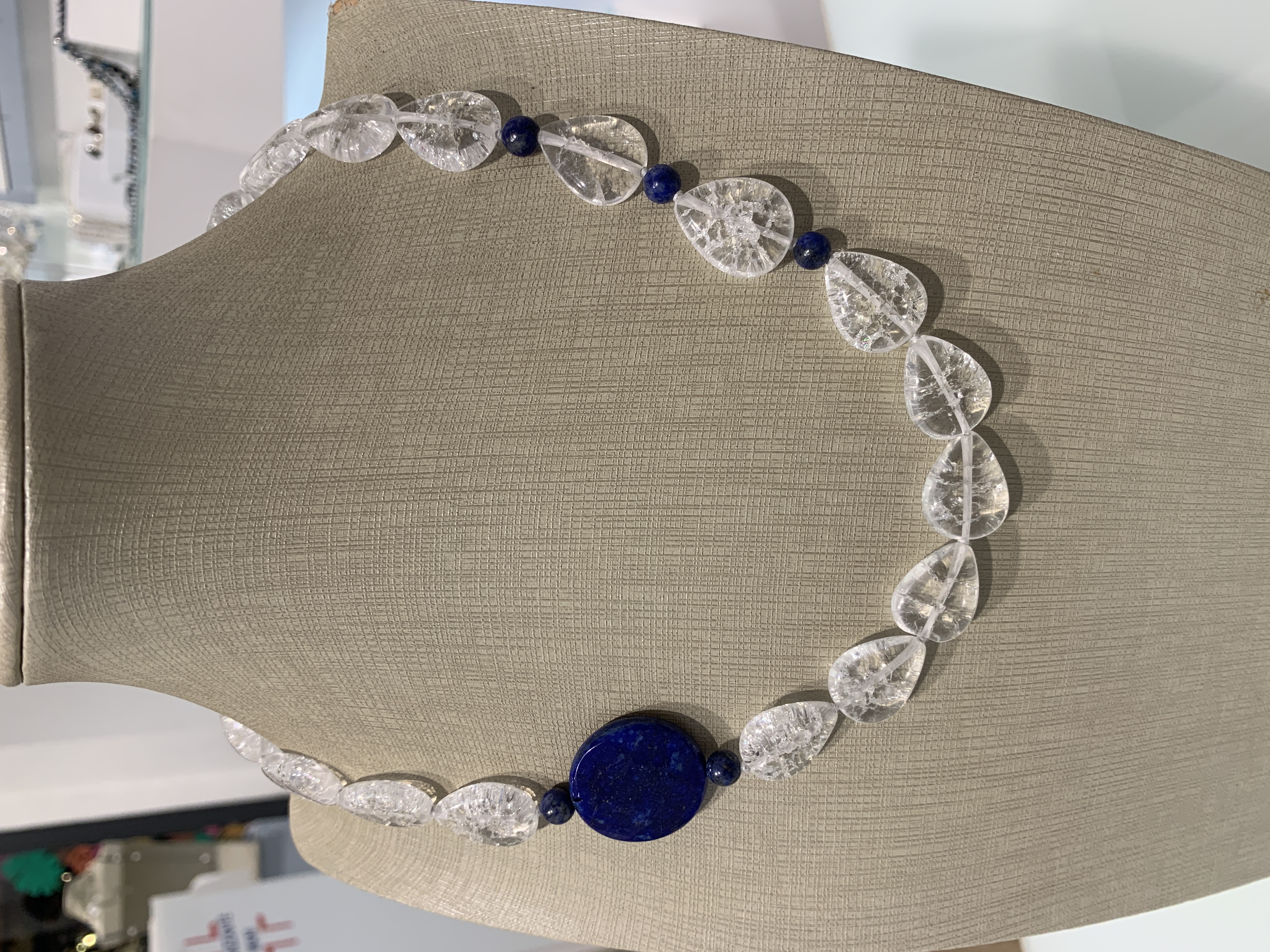 girocollo in cristallo di rocca e lapislazzulo.€87